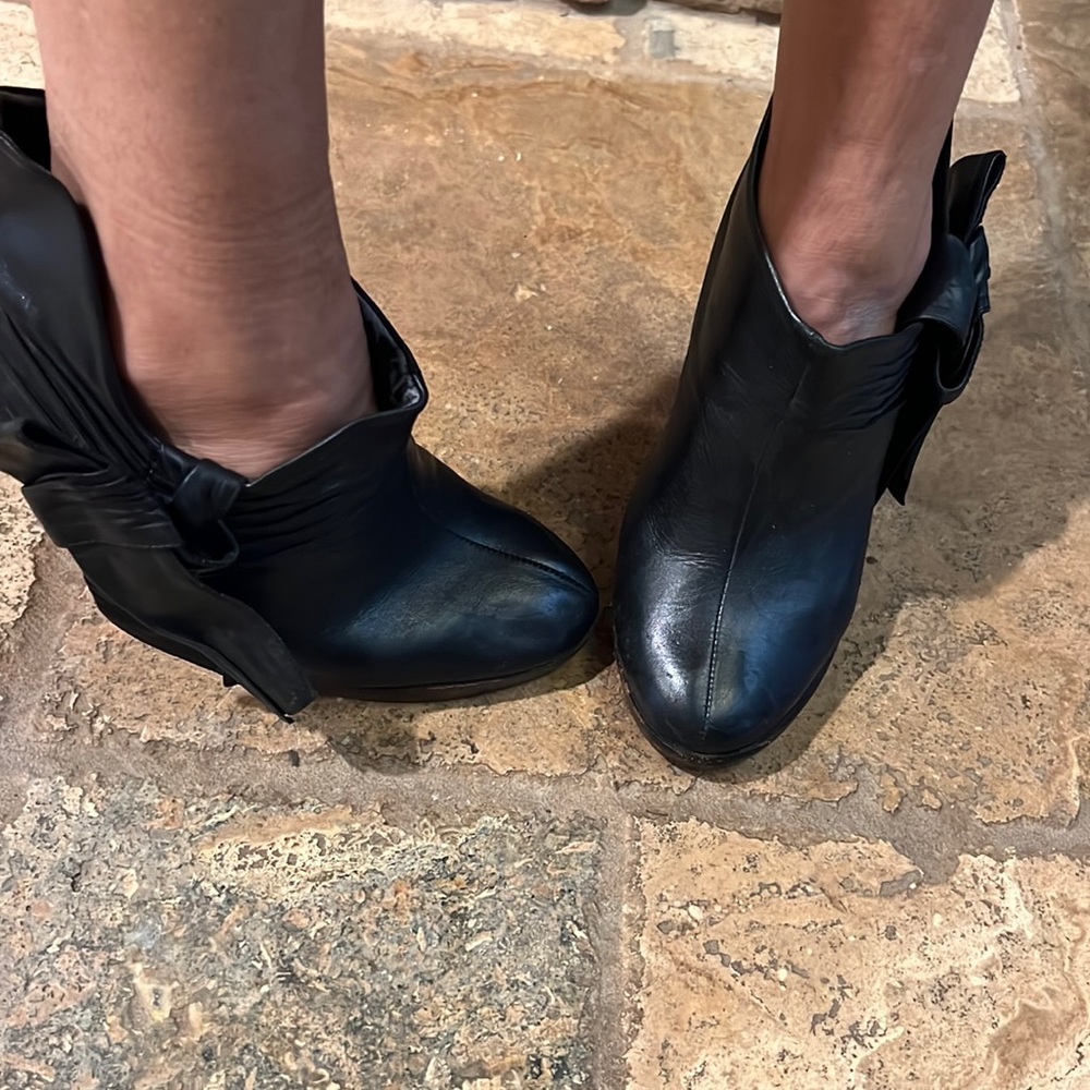 Also women’s ankle black boots size EU 37 fits like a 7